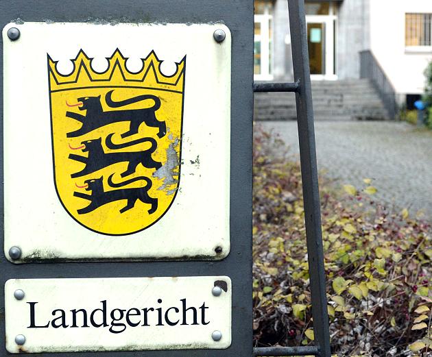 Ein Schild weist in Heilbronn (Baden-Württemberg) auf das Landgericht hin Landgericht Heilbronn